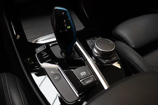BMW iX3 High Executive 80 kWh Automaat  / Driving Assistant Professional / SOH 97% / Live Cockpit Professional / Trekhaak / Panoramadak / Adaptief Onderstel / Leder / Harman Kardon / Shadow Line / Head-Up Display / Adaptieve LED-koplampen / DAB / 20 Inch / 22