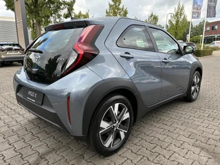 Toyota Aygo X HYBRID 115 PLAY NIEUW & DIRECT LEVERBAAR!!! APPLE/ANDROID CLIMA AD-CRUISE CAMERA 17" LM-VELGEN / 2