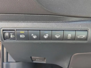 Toyota Corolla Touring Sports 1.8 Hybrid Style TREKHAAK BLIND SPOT STOEL/STUURVERW PARK-SENSOREN HEAD-UP EL-ACHTERKLEP APPLE/ANDROID 16'' LM-VELGEN AD-CRUISE CLIMA / 15