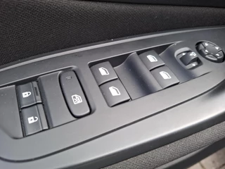 Peugeot 308 1.6 Plug-in Hybrid 180 Active Pack Business / 27