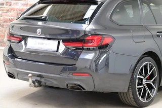 BMW 5 Serie Touring 520i High Executive M Sport Pakket Automaat  / Trekhaak / Panoramadak / Stoelverwarming / Nappa Leder / Comfortstoelen / Achteruitrijcamera / Apple Carplay / Driving Assistant / Cruise Control / Navigatie Professional / Adaptief Onderstel / 6