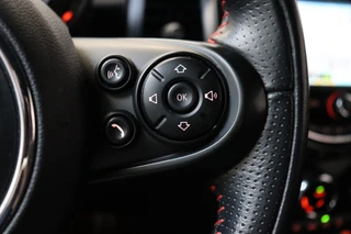 MINI Cooper Hatchback Chili Serious Business 3 deurs / Navigatiesysteem / Leder / John Cooper Works Exterieurpakket / Lichtpakket / Extra Getint Glas / Climate Control / Parkeersensoren / LED / Bluetooth / Cruise Control / Sportstoelen / 17 Inch / 34