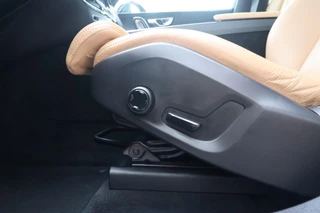 Volvo XC60 T8 Recharge AWD Momentum | Leder | Panoramadak | Parkeercamera | Keyless / 12