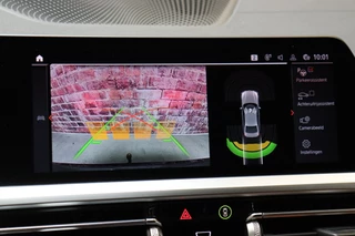 BMW 3 Serie Sedan 318i High Executive Luxury Line Automaat  / Live Cockpit Professional / Trekhaak / Stoelverwarming voor+achter / Achteruitrijcamera / Harman Kardon / Stuurverwarming / LED / Ambiance Verlichting / DAB / Sportstoelen / 29