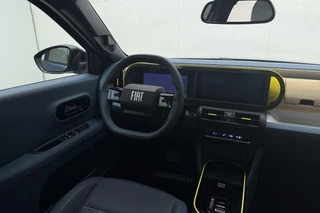 Fiat Grande Panda La Prima 11 kW 44 kWh | Navigatie | Camera | Stoelverwarming | Stuurverwarming | Cruise control | LED verlichting | Lichtmetalen velgen / 32