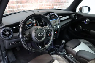 MINI Cooper Hatchback Chili Business 3 deurs  / Navigatiesysteem Professional / Panoramadak / LED / Climate Control / Parkeersensoren / Sportstoelen / Cruise Control / Bluetooth / 17 Inch / Chrome Line / Lichtpakket / Extra Getint Glas / 12