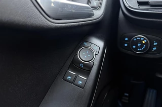 Ford Fiesta 1.0 EcoBoost Titanium | Trekhaak | Navigatie | Camera | Parkeersensoren voor en achter | Climate control | Lichtmetalen velgen / 19