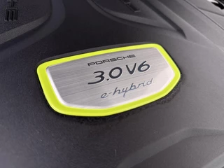 Porsche Cayenne 3.0 E-Hybrid Platinum Edition SOH 100%! 340kw | MEM. SEATS | Luchtvering | pano | stoelverwarming + verkoeling | 360 camera | Bose | sportchrono | mega knappe auto! | incl 12 mnd Bovag garantie | / 18