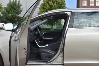 Volvo V60 2.0 T4 Summum 191 pk Luxury Line Winter | Vol | NL-Auto | Trekhaak | Open dak | Standkachel | Elekt.stoelen | Camera | LED/Xenon | 4-Seasons / 38