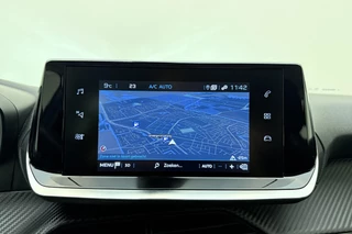 Peugeot 2008 1.2 PureTech Active Pack 100 PK | Handgeschakeld | Trekhaak | Navigatie | Climate Control | Bluetooth | Cruise Control | Licht Metalen Velgen | Stuurwielbediening | 1e eigenaar / 24
