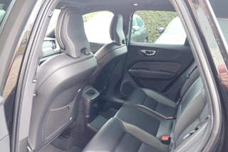 Volvo XC60 T6 Recharge AWD R-Design | Stoelverwarming | Parkeercamera | Panoramadak | Memorystoel | Keyless / 17