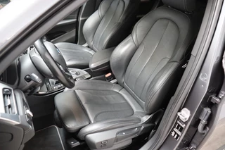BMW X1 sDrive20i High Executive xLine Automaat  / Navigatiesysteem Plus / Trekhaak / Achteruitrijcamera / Leder / Head-Up Display / 19 Inch / Adaptieve LED-koplampen / Hifi / Sportstoelen / DAB / Stoelverwarming / Extra Getint Glas / Lichtpakket / 14