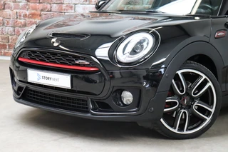 MINI Clubman Cooper S Chili Serious Business Automaat / Navigatiesysteem Professional / Panoramadak / Trekhaak / Leder / 19 Inch / Driving Assistant / Lichtpakket / Achteruitrijcamera / Climate Control / Harman Kardon / Stoelverwarming / 2
