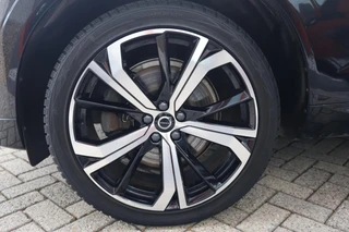 Volvo XC60 T6 Recharge AWD Plus Dark | Stoelverwarming | Trekhaak |  Parkeercamera | Panoramadak  | Longe Range | Pilot Assist | BLIS | Leder | Glossy Black | Keyless / 19