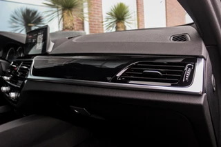 BMW 5-serie M550d xDrive High Executive | 2e eigenaar | Driving Assistant Plus | Innovation pakket | Stoelverwarming & -ventilatie | Stuurverwarming | Harman-kardon | 360 camera / 48