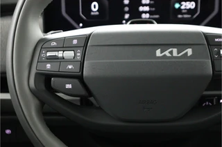 Kia EV3 Plus 81.4 kWh  - SOH 98,8% - Stoel/stuurwiel verwarming - Adaptieve Cruisecontrole - LED lampen - V2L - Fabrieksgarantie tot en met 03-2032 / 28