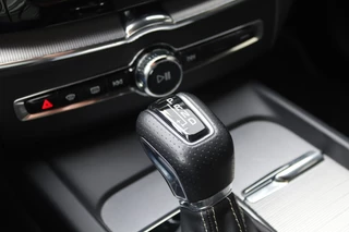 Volvo XC60 2.0 T4 R-Design  LED/Leder/Navi/Camera/CarPlay/Virtual Cockpit/Crc/19" / 26
