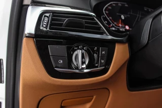 BMW 5-serie Touring 540i xDrive High Executive Luxury-Line | 1e eigenaar | Achterasbesturing | Cruise control adaptief | Apple carplay | Adaptief LED | DAB | Panoramadak | HiFi audio / 44