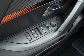 Peugeot 2008 1.2 PureTech Active Pack | Climate Control | Full map navigatie | Apple Carplay/Android Auto | Cruise Control / 17