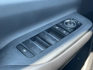 Toyota Prius 2.0 Plug-in Executive Carplay Pano.dak Stoel/Stuurverw. PHEV / 40
