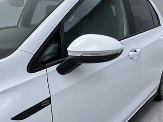 Volkswagen Golf 1.5 eTSI R-Line AUT  | dealer onderh. | panoramadak | stoel-/stuurverw. | keyless | trekhaak | carplay / 12