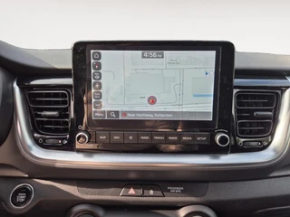 Kia Stonic 1.0 T-GDi MHEV DynamicPlusLine | Cruise Control | Climate Control | Camera | Navigatie | Parkeersensoren | Trekhaak | Zwart Dak | / 19