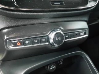 Volvo XC40 1.5 T3 Momentum Business | Zwart dak | Navigatie | Adaptieve Cruise control | Camera | Elektrische achterklep | Elektrisch verstelbare stoelen met geheugen / 23