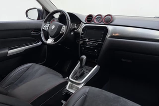 Suzuki Vitara 1.4 S | Trekhaak l Climate Control l Bluetooth l LED l Camera l PDC Voor & Achter l Stoelverwarming l Lichtmetalen Velgen / 17