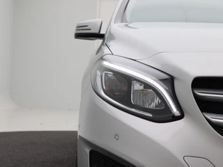 Mercedes-Benz B-klasse 250 Ambition Automaat 211 Pk | Camera | Trekhaak | Keyless | LED | Navigatiesysteem | Parkeersensoren | 18 Inch | 81.928 Km / 12