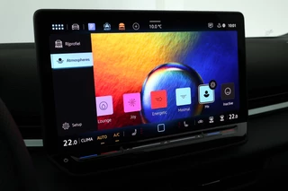 Volkswagen T-Roc 1.5 eTsi 150pk DSG R-Line First Edition Trekhaak Camera Keyless Stoelverwarming Virtual Cockpit Carplay / 36