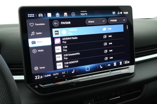 Volkswagen T-Roc 1.5 eTsi 150pk DSG R-Line First Edition Trekhaak Camera Keyless Stoelverwarming Virtual Cockpit Carplay / 23