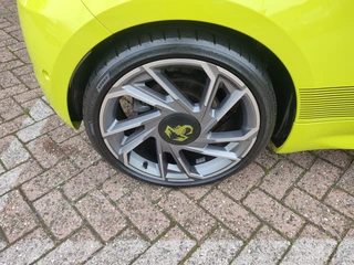 Abarth 500e SCORPIONISSIMA 42 kWh  SoH 94,12% !! | Alcantara sportstuur | Pano | Winterpakket / 36