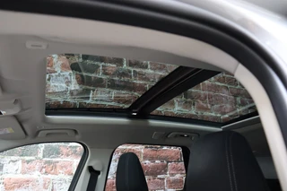 BMW X1 sDrive20i Executive Automaat  / Navigatiesyteem / Panoramadak / Achteruitrijcamera / DAB / Extra Getint Glas / 17 Inch / Dakdraagsysteem / Travelpack / DAB / Sportstoelen / Parkeersensoren voor+achter / 22