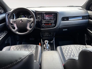 Mitsubishi Outlander 2.4 PHEV Instyle | Trekhaak | Leder | Schuif-kantel dak | Rondom camera | Elektrisch. Achterklep | Stoel en stuurverwarming | Set winterwielen | / 19