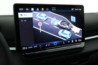 Volkswagen T-Roc 1.5 eTsi 150pk DSG R-Line First Edition Trekhaak Camera Keyless Stoelverwarming Virtual Cockpit Carplay / 23