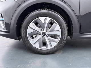 Kia e-Niro DynamicPlusLine 64 kWh - SOH 96,0% - Schuif-/kanteldak - Stoel-/stuurverwarming - Navigatie - Cruise Control - Keyless - Fabrieksgarantie tot 07-2028 / 17