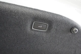 Porsche Taycan Performance 84 kWh  ACC Panoramadak Leder Memory Seats / 32