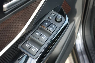 Toyota C-HR 1.8 Hybrid Executive  | Dealer onderhouden | NAVI | Camera | Trekhaak | Cruise control | / 24