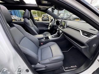 Toyota RAV4 2.5 HYBRID AWD BI-TONE PANO-DAK STOELVERW BLIND-SPOT 360° CAMERA PARK-SENSOREN APPLE/ANDROID EL-ACHTERKLEP / 19