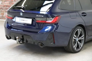 BMW 3 Serie Touring 330e High Executive M Sport Pakket Automaat  / Live Cockpit Professional / SOH 93 % / Driving Assistant / Panoramadak / Trekhaak / Leder / Harman Kardon / Innovation Pack / Parking Assistant / Travel Pack / Curved Display / 19 Inch / Shadow Line / 6