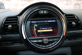MINI Clubman Cooper Salt Business Automaat  / Navigatiesysteem / Panoramadak / 17 Inch / Apple CarPlay / Chrome Line / Head-Up Display / Climate Control / Bluetooth / Cruise Control / 29