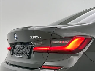 BMW 3-serie 330e xDrive | Dravit Grau | Camera | Stoelverwarming | Memory Stoelen | / 35