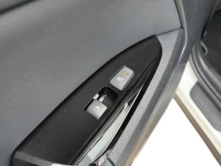 Kia Sportage 1.6 T-GDi Plug-in Hybrid AWD DynamicLine Luxury | Apple Carplay / Android Auto | Navigatiesysteem | Stoel + Stuurverwarming | Elektrisch Verstelbare Bestuurdersstoel | Licht + Regensensor | Parkeersensoren Voor + Achter | Camera Achter | Cruise Control Adaptief | Rijstrooksensor + Correctie | 19"Lichtmetalen Velgen / 25