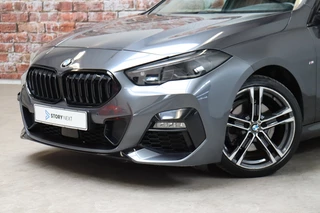 BMW 2 Serie Gran Coupé 218i High Executive M Sport Pakket Automaat  / Live Cockpit Professional / Panoramadak / Stoelverwarming / 18 Inch / Climate Control / Parkeersensoren / Bluetooth / DAB / Cruise Control / Lichtpakket / Extra Getint Glas / LED / 2