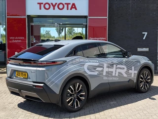 Toyota C-HR+ FIRST EDITION 77KWH 20" VELGEN WARMTEPOMP EL-ACHTERKLEP PRIVACY-GLASS 18"LMV BLIND SPOT STOELVERW. P-SENSOREN / 2