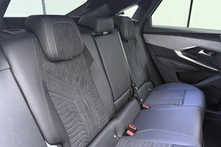 Peugeot e-3008 GT Long Range 230 97 kWh | DEMO | 8 jaar garantie | Panoramisch schuifdak | Stoelverwarming voor en achter | Alcantara bekleding | Navigatie | Camera / 18