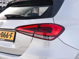 Mercedes-Benz A-klasse 180 d Launch Edition Widescreen Camera Apple CarPlay Android Auto Navigatie Stoelverwarming / 37