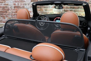 MINI Cooper S Cabrio Chili Automaat  / Navigatiesysteem / Leder / Climate Control / Harman Kardon / Parkeersensoren / LED / Sportstoelen / Windscherm / Cruise Control / 17 Inch / Lichtpakket / Bluetooth / 33