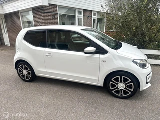 Volkswagen Up! 1.0 high up! BlueMotion AIRCO CARPLAY NAVIGATIE NETTE EN ZUINIGE AUTO!! / 6