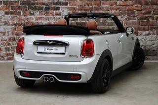 MINI Cooper S Cabrio Chili Automaat  / Navigatiesysteem / Leder / Climate Control / Harman Kardon / Parkeersensoren / LED / Sportstoelen / Windscherm / Cruise Control / 17 Inch / Lichtpakket / Bluetooth / 6